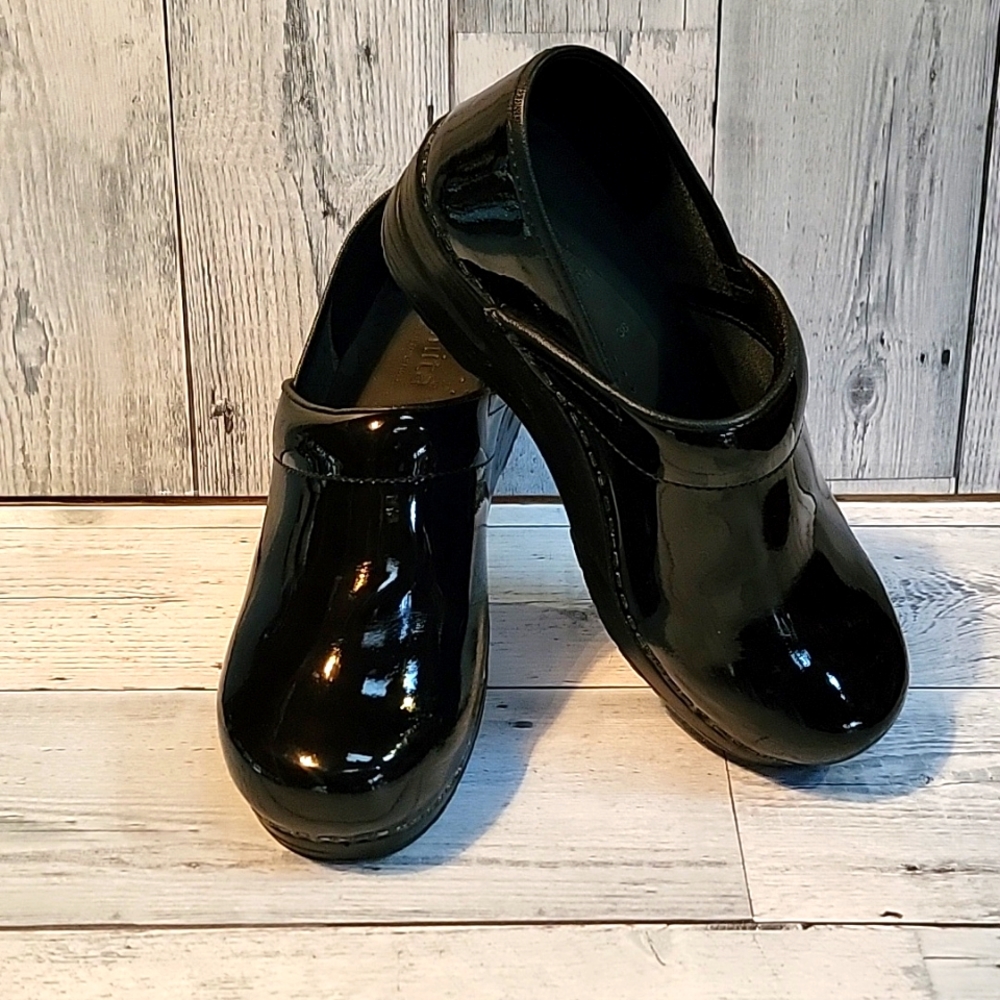 Clog nursing mule / shoe